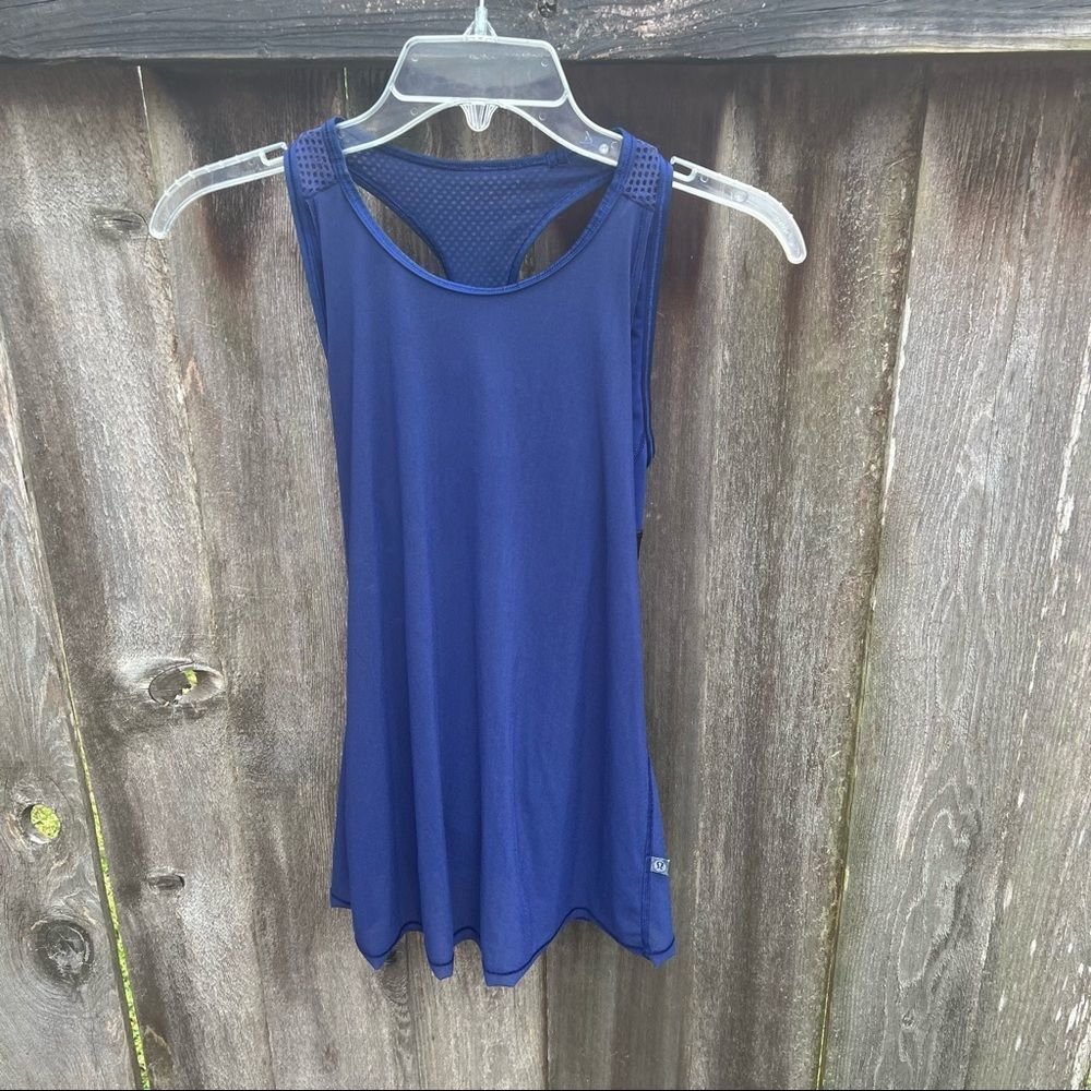 Lululemon Workout Tank Top Preowned Built in Bra Size 4 Blue Open Flare Back